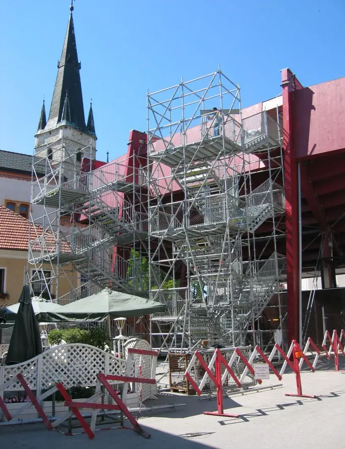 Gerüsttreppe mit abgesichertem Baustellenzugang