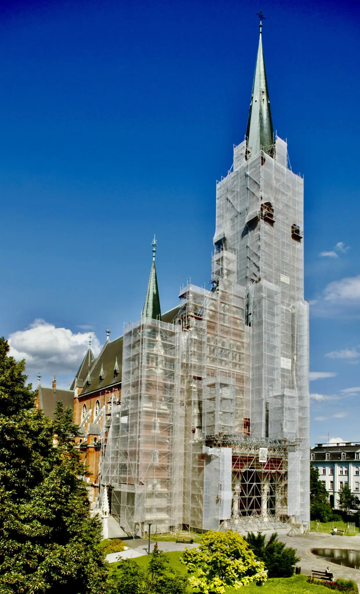 Gerüstkonstruktion am Turm und an der Fassade der Herz-Jesu-Kirche